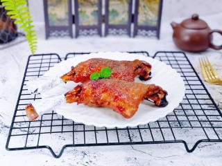 14、孜然烤琵琶鸭腿,烤好的鸭腿取出，包上一块锡纸，这样吃起来方便又卫生。