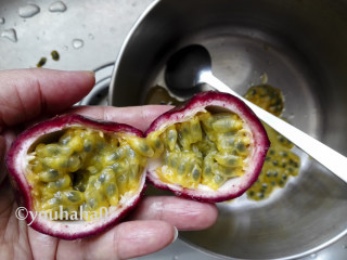 1、百香果酱,百香果洗净，对切开百香果