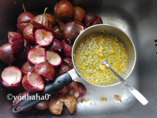 2、百香果酱,用汤匙挖出果肉，放入不锈钢的奶锅中，4斤多百香果挖出的果肉有半奶锅多一点，奶锅是18公分的