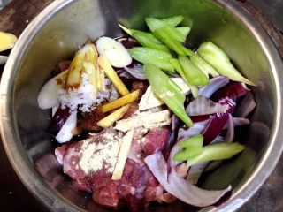 4、麻辣羊肉,羊肉入盆加葱、姜、洋葱、芹菜、生抽、料酒、盐、糖、白胡椒粉