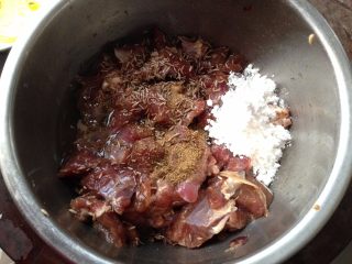 7、麻辣羊肉,然后加入孜然粒、孜然粉、淀粉、蛋清