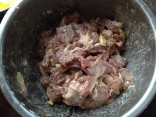 8、麻辣羊肉,再次抓匀腌制20分钟