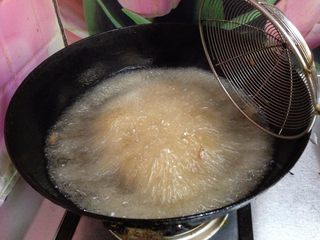 13、麻辣羊肉,油温提高到7、8成热,再次下入肉点炸制表皮酥脆捞出