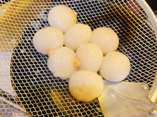2、炸汤圆（番茄味/炼奶味）,把煮好的汤圆捞起来沥干水