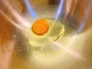 5、炸汤圆（番茄味/炼奶味）,敲入一个鸡蛋，搅拌均匀
