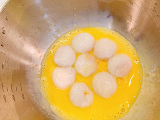 6、炸汤圆（番茄味/炼奶味）,把汤圆放入蛋液中，混合均匀
