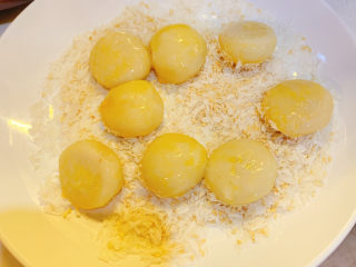 7、炸汤圆（番茄味/炼奶味）,把抹均匀的汤圆放入芝麻和面包糠中