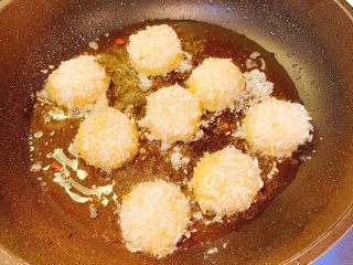 9、炸汤圆（番茄味/炼奶味）,冷锅热油，放入汤圆