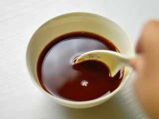 3、肥牛饭,加入水和淀粉，调匀待用