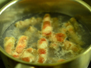 4、肥牛饭,肥牛放入滚水中