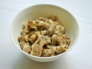 6、肥牛饭,放入碗中待用