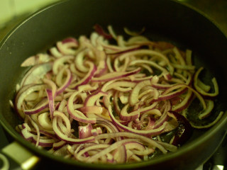 13、肥牛饭,锅里烧热油，放入洋葱拌炒