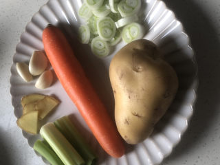 1、咖喱盖饭,先把食材准备好，葱花跟葱段都是要的。可能有小可爱说咋没有圆葱啊？因为我不喜欢吃呗，因为没有圆葱，所以葱花要多准备一点。胡萝卜其实可以多加一点，因为咖喱可以让胡萝卜变得甜甜的。