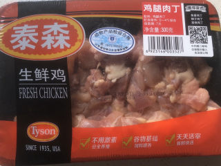 2、咖喱盖饭,比起鸡胸肉，我更建议用鸡腿肉，口感跟好一些，因为鸡胸肉纤维太影响口感了，而且鸡胸肉往往会被炒的很干。