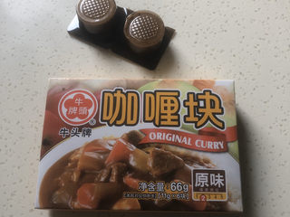 3、咖喱盖饭,印度咖喱会有点辣，我更喜欢台湾咖喱，不辣也不甜，两人份用2块就够了。