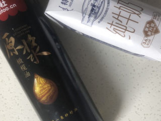 4、咖喱盖饭,做咖喱就不要用花生油了，要用橄榄油的，味道不会那么重。牛奶还是要的，可以让sauce更浓厚一些。