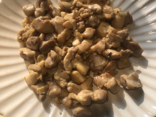 6、咖喱盖饭,蒜瓣切碎，热锅热油文火炒至鸡肉两面金黄。油热了鸡肉先进锅，蒜末后进锅，要不停翻炒，避免蒜末粘锅。