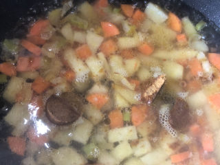 8、咖喱盖饭,锅里加一碗水，200毫升牛奶，两块咖喱。大火煮开。