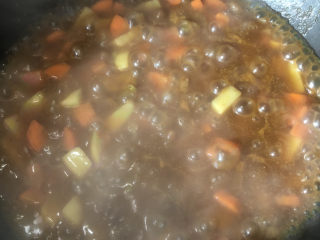 9、咖喱盖饭,锅里煮到咕嘟咕嘟冒泡泡的时候，然后把鸡肉丢进去，继续煮。等到用筷子可以戳碎土豆的时候就可以关火了。