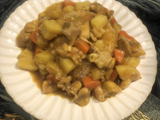 10、咖喱盖饭,一碗米饭扣在平盘里，淋上热乎乎的咖喱，开吃吧~