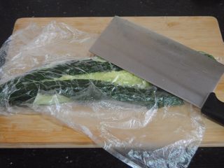 3、拍黄瓜,用刀面拍扁