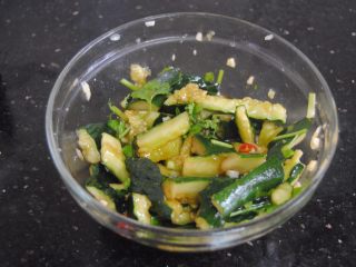 12、拍黄瓜,放入辣椒段拌匀，大约10分钟即可入味