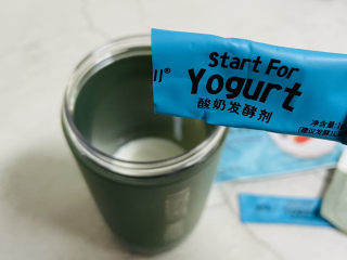 3、自制低脂水果燕麦酸奶,倒入0.5g或是1g酸奶发酵菌粉