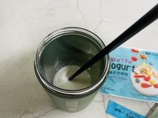 5、自制低脂水果燕麦酸奶,用筷子搅拌均匀，筷子也要用开水烫一下灭菌哈