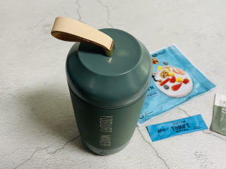 7、自制低脂水果燕麦酸奶,盖上盖子