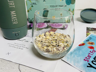 12、自制低脂水果燕麦酸奶,取适量的燕麦片放入杯中