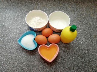 1、原味戚风蛋糕(6寸),准备好食材并称好重量。