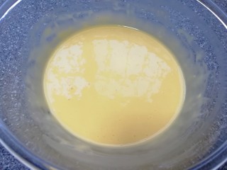 6、原味戚风蛋糕(6寸),搅动至无干粉无颗粒，食材完全融合(如图），放在一边备用。