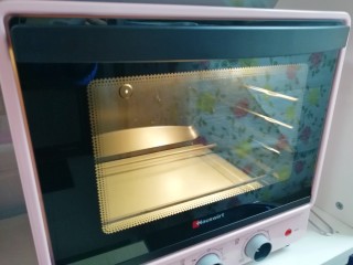 12、原味戚风蛋糕(6寸),烤箱上下管150度预热。