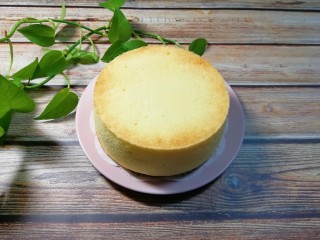 20、原味戚风蛋糕(6寸),完整脱模的戚风蛋糕。