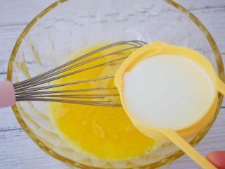 5、苹果千层蛋糕,加入牛奶,搅拌均匀