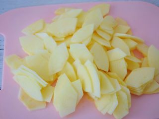 8、苹果千层蛋糕,苹果洗净去皮去核切成很薄的薄片