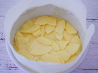 11、苹果千层蛋糕,再将沾满蛋糊的苹果片按顺序摆放好