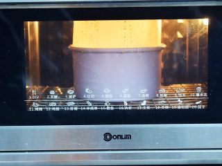 13、苹果千层蛋糕,放入预热好的烤箱,上下火175度,下层40分钟,烤好取出放凉冷藏后再切块食用会更好吃哦!