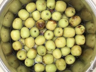 1、自制蜜枣,冬枣清洗干净，去掉蒂