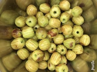 2、自制蜜枣,去掉枣核，可以用粗吸管两头扎进去转一转，再把核戳出来，这样弄久了有点伤手，可以去买一个不锈钢的去枣核神器。枣子不用削皮，用叉子在表面竖着刮出痕迹即可