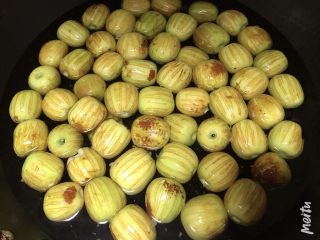 3、自制蜜枣,锅里放水，放入枣子