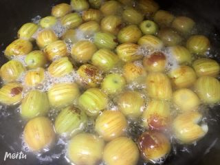 4、自制蜜枣,大火烧开后转中火煮10分钟，煮出表面的脏东西