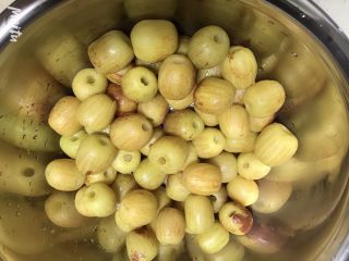 5、自制蜜枣,捞出清洗一下