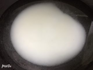 6、自制蜜枣,锅里放1300g清水和450g白砂糖，开大火煮