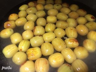 7、自制蜜枣,糖化后放入枣子