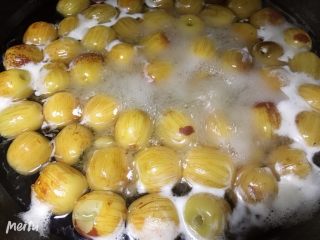 8、自制蜜枣,沸腾后转中火开始熬，大约需要40-50分钟