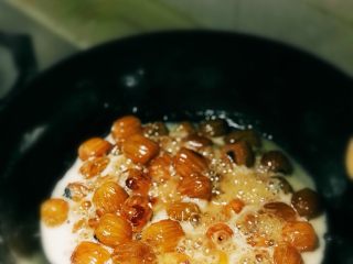 11、自制蜜枣,可以稍微翻动一下，以免下面的枣子会烧糊