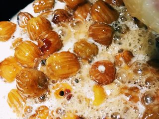 10、自制蜜枣,熬到水量明显减少了一些就可以转小火，熬到枣子透亮，变成琥珀色就好了