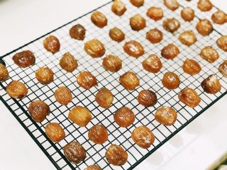 14、自制蜜枣,做好的蜜枣可以放在玻璃罐子里保存