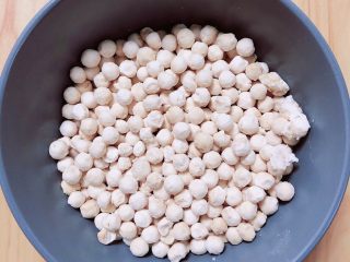 2、珍珠冷萃咖啡,先煮珍珠，锅中烧开水。